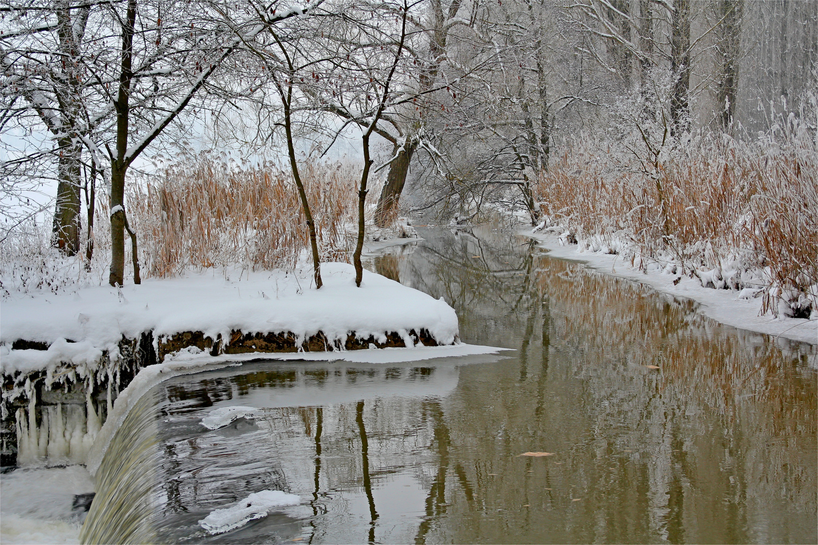 Schnee am Wehr