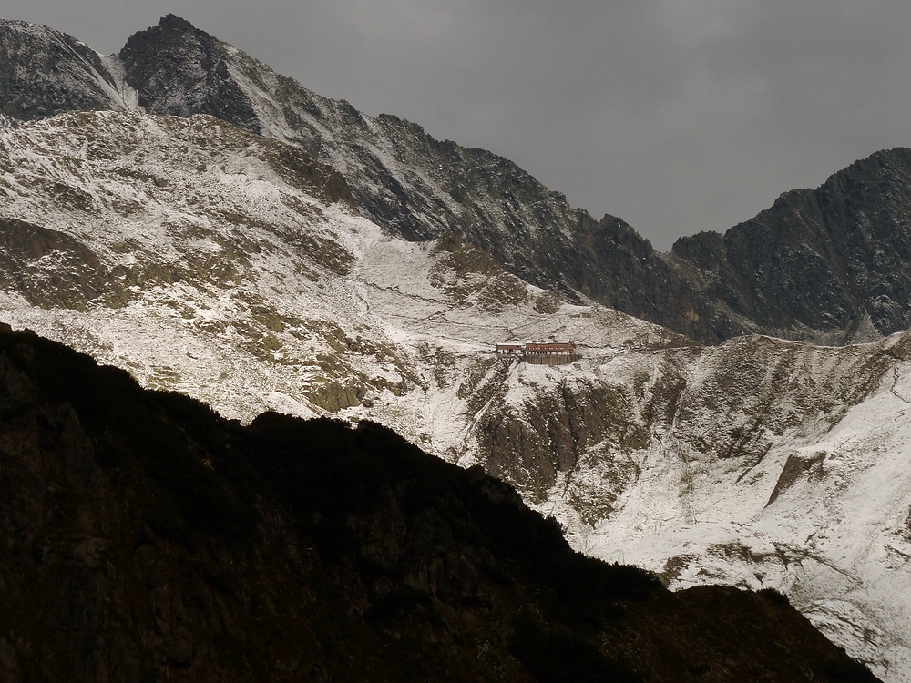 Schnee an der Innsbrucker Hütte
