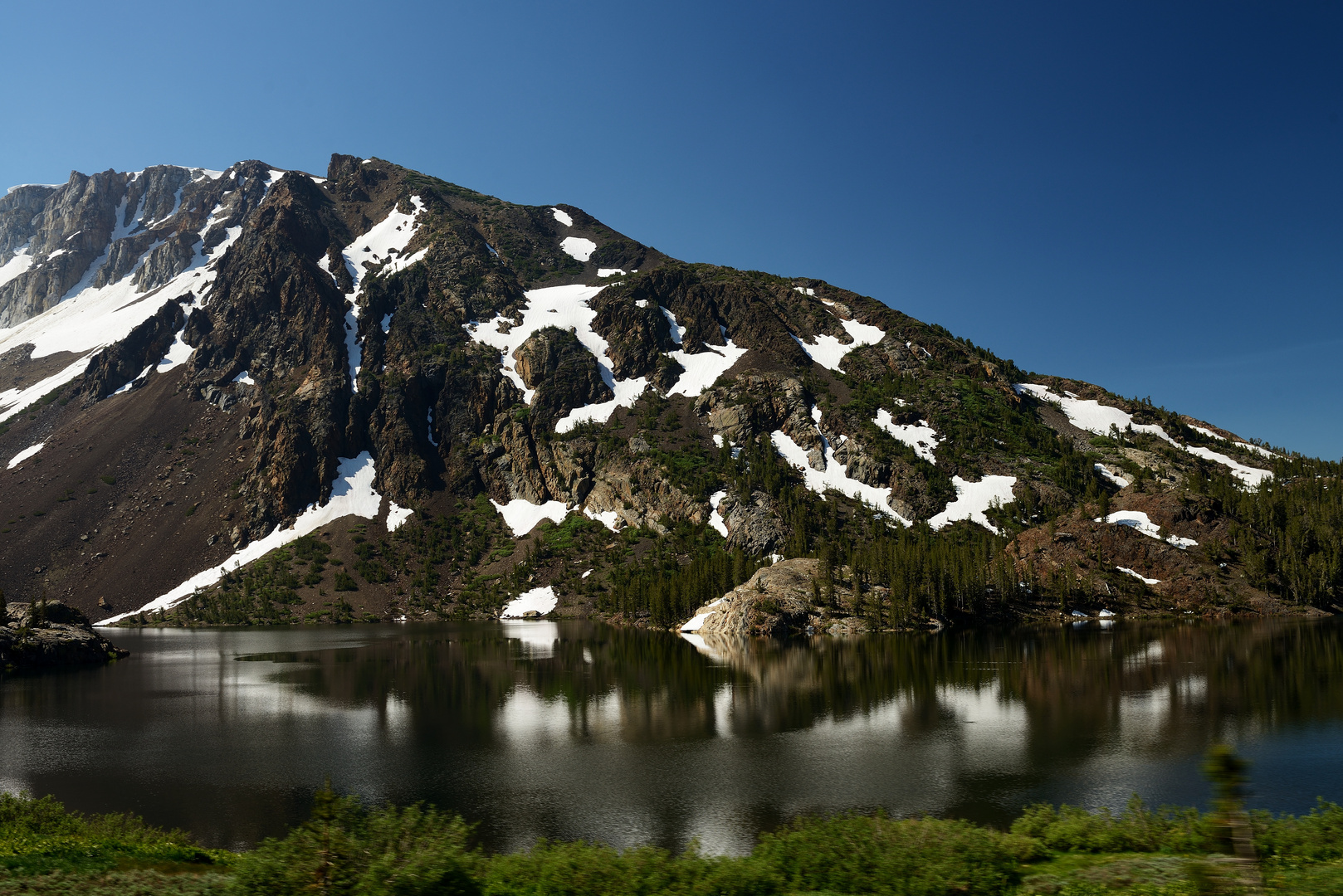 Schnee an der Tioga Pass Road