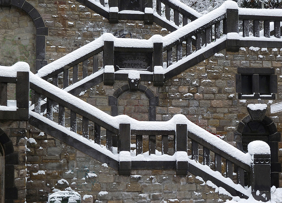 Schnee auf Basalt