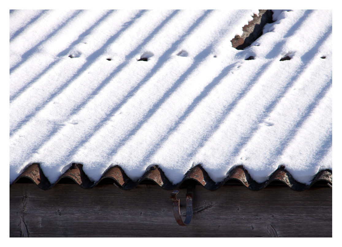 Schnee auf dem Dach