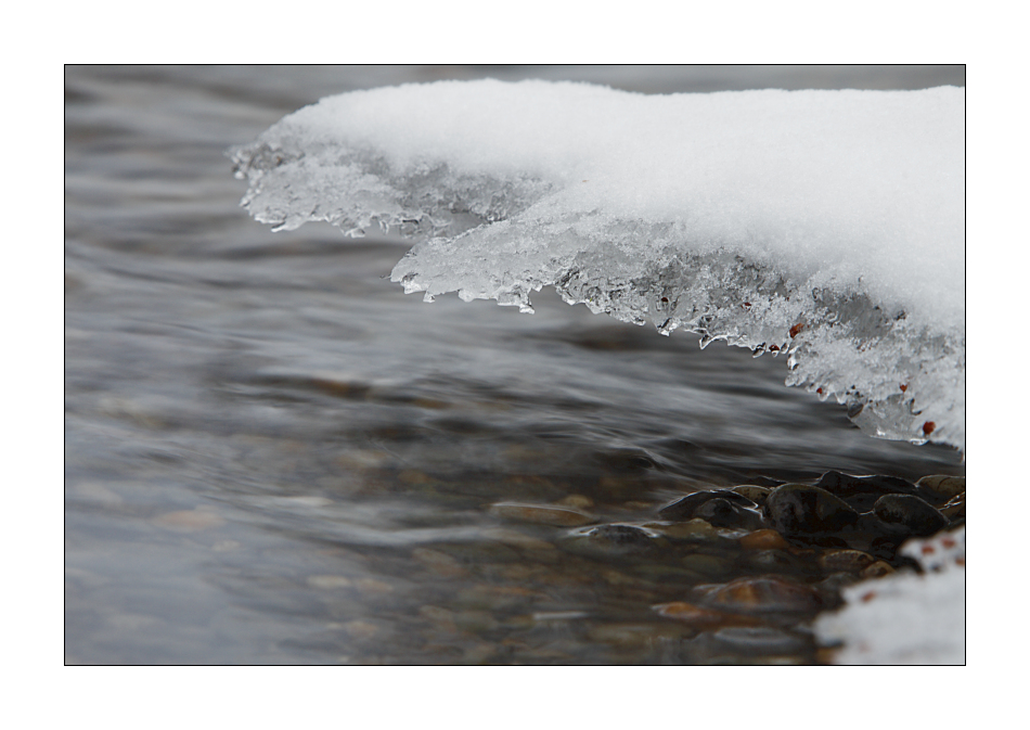 Schnee auf dem Wasser