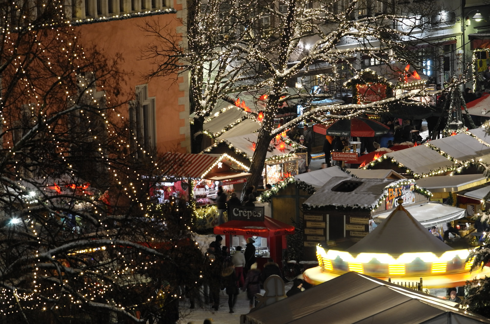 Schnee auf dem Weihnachtsmarkt