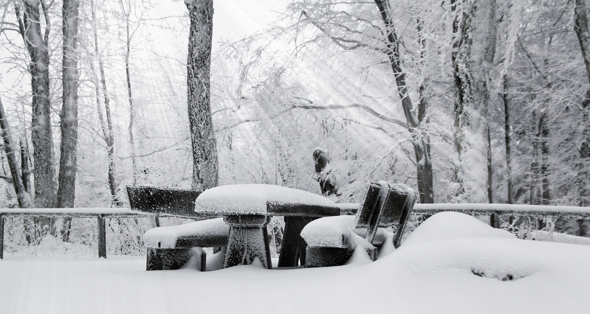 Schnee auf der Bank