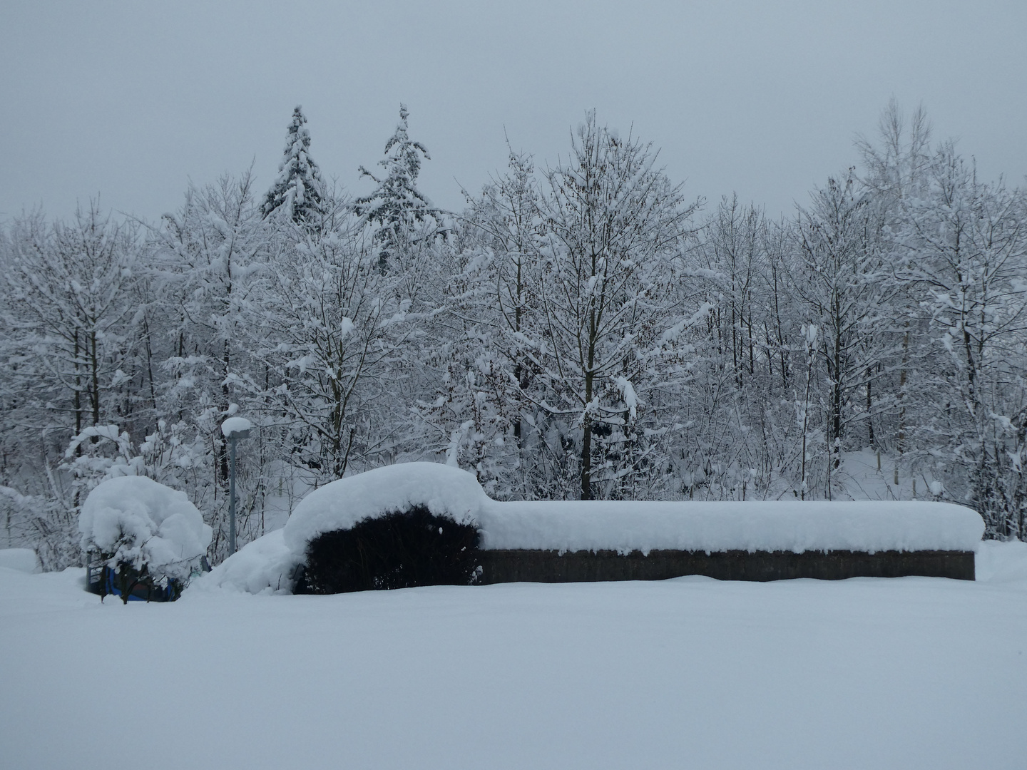 Schnee auf der Mauer