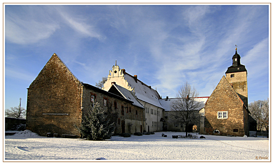 Schnee auf der Wasserburg in Egeln