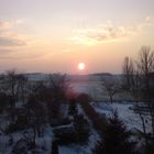 Schnee auf einem grünen Feld