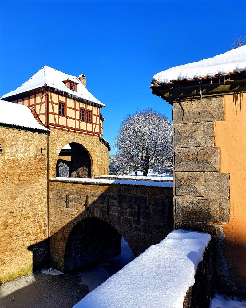 "Schnee auf mächtigen Mauern"