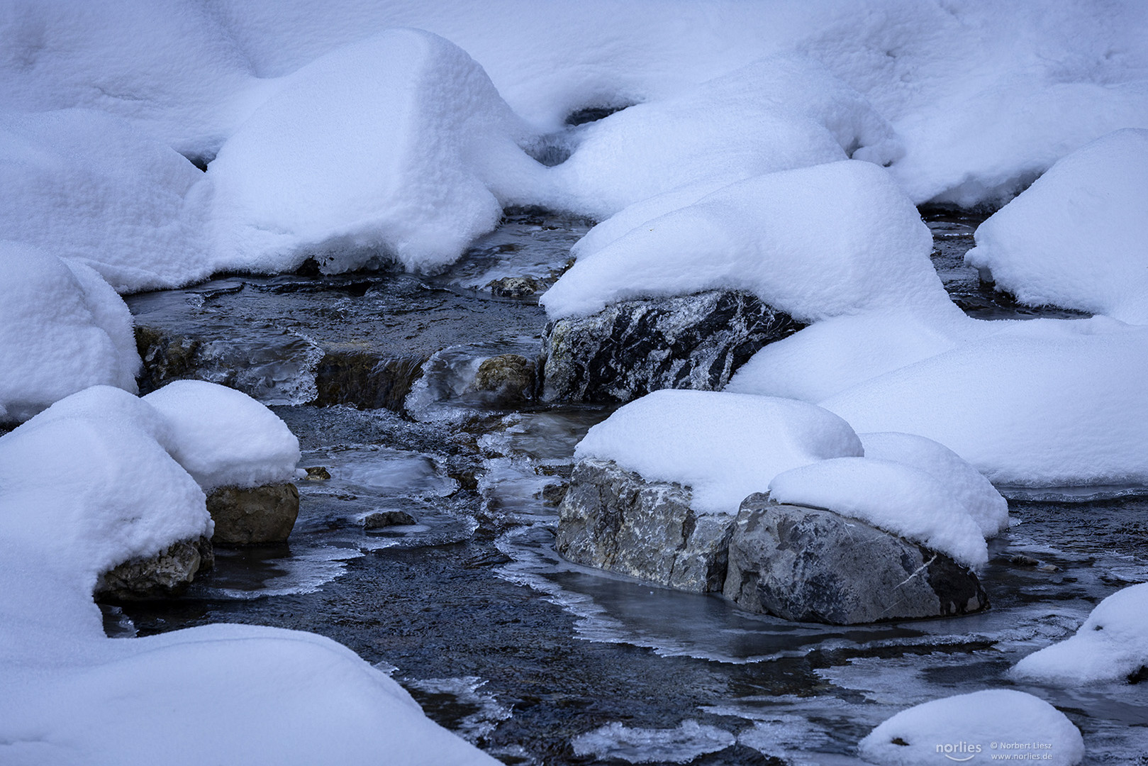 Schnee auf Steinen