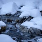 Schnee auf Steinen