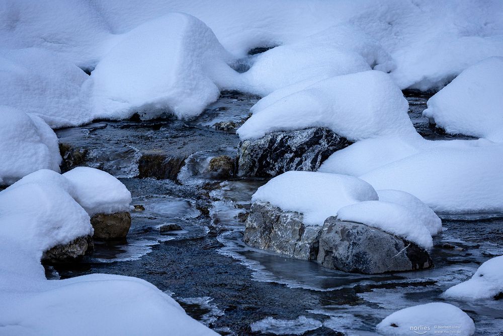 Schnee auf Steinen