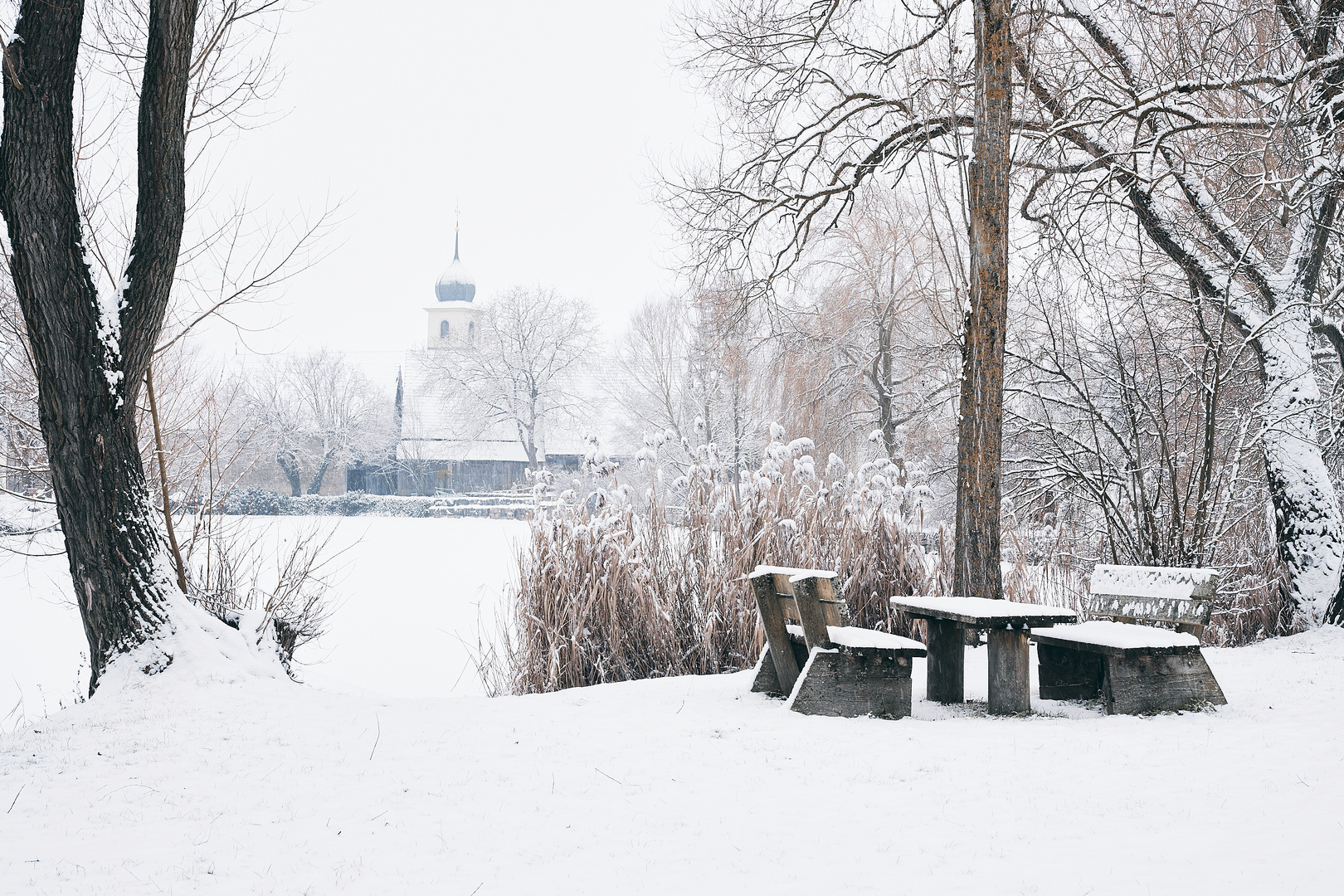 Schnee bedeckt See