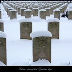 Schnee, der auf den Gräbern liegt