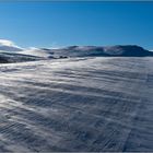 Schnee, der über die Straße bläst