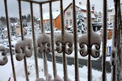 Schnee gehört hinter Gitter