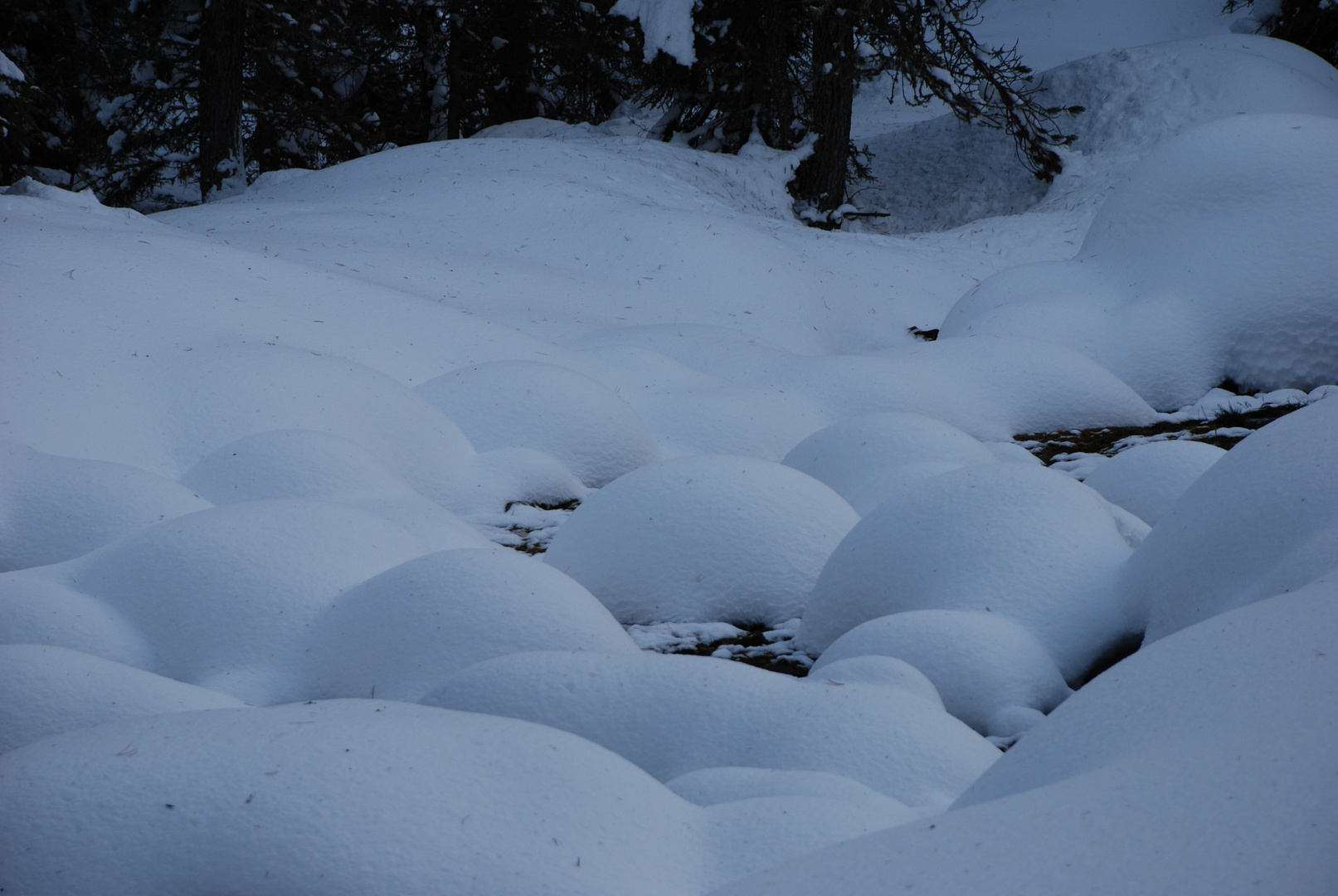 Schnee im Bach