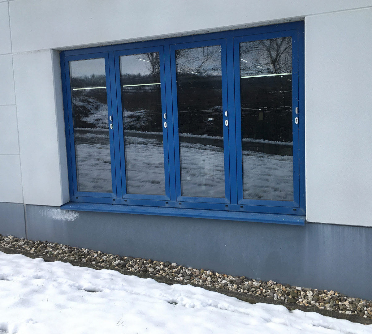 Schnee im blauen Fenster