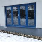 Schnee im blauen Fenster