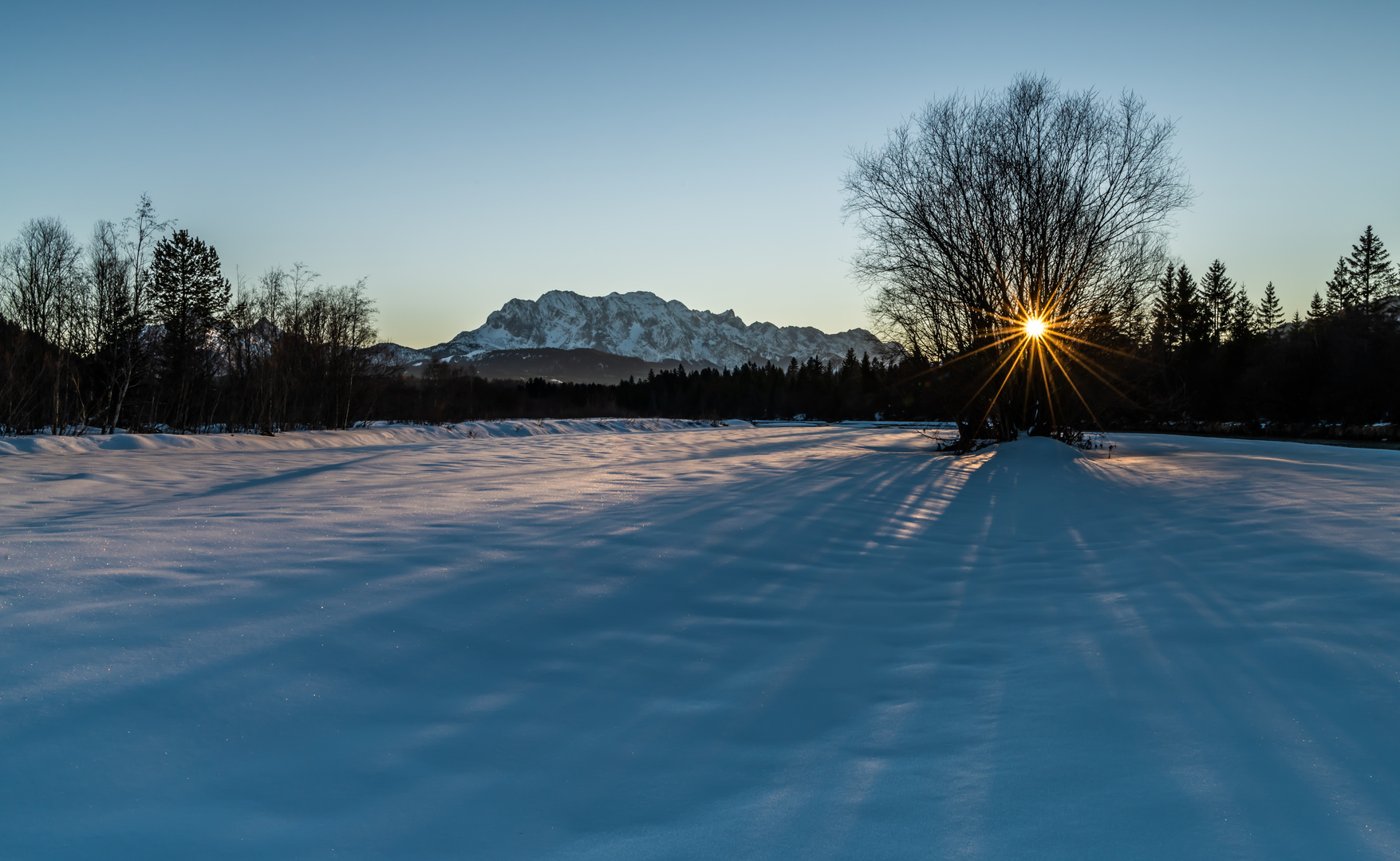 Schnee im Kiesbett der Isar