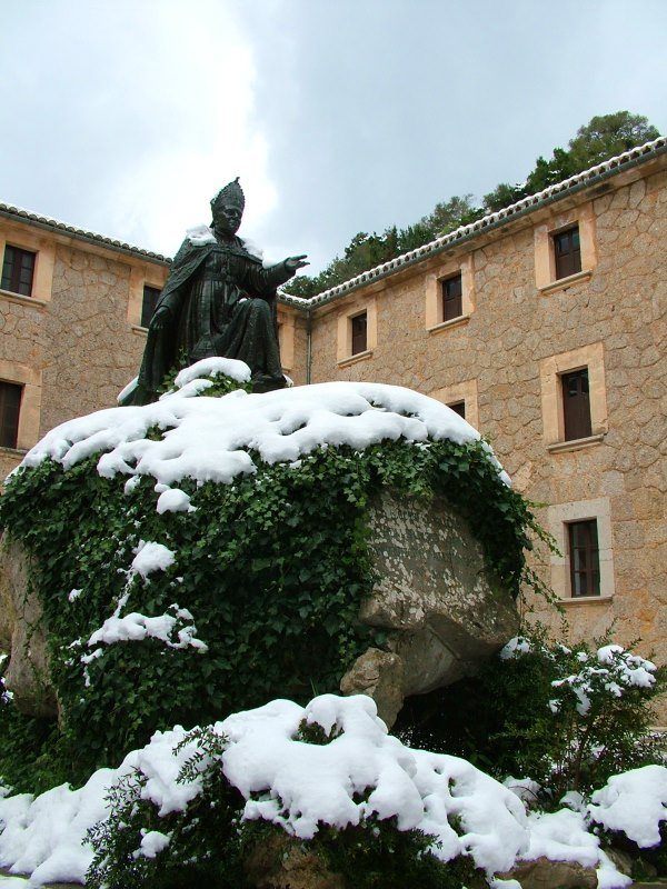 Schnee im Kloster Lluc