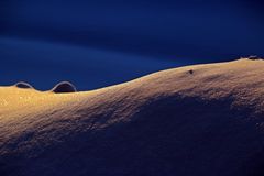 Schnee im Licht des Sonnenaufgangs