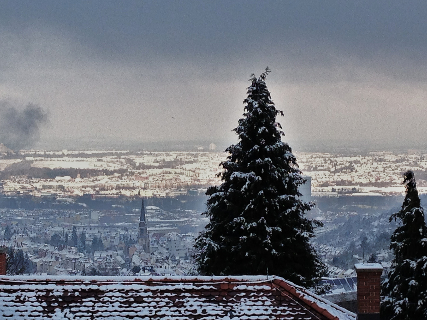 Schnee liegt auf den Dächern