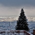 Schnee liegt auf den Dächern