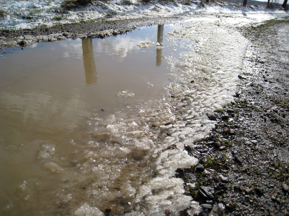 Schnee, Sonne, Wasser am Weg