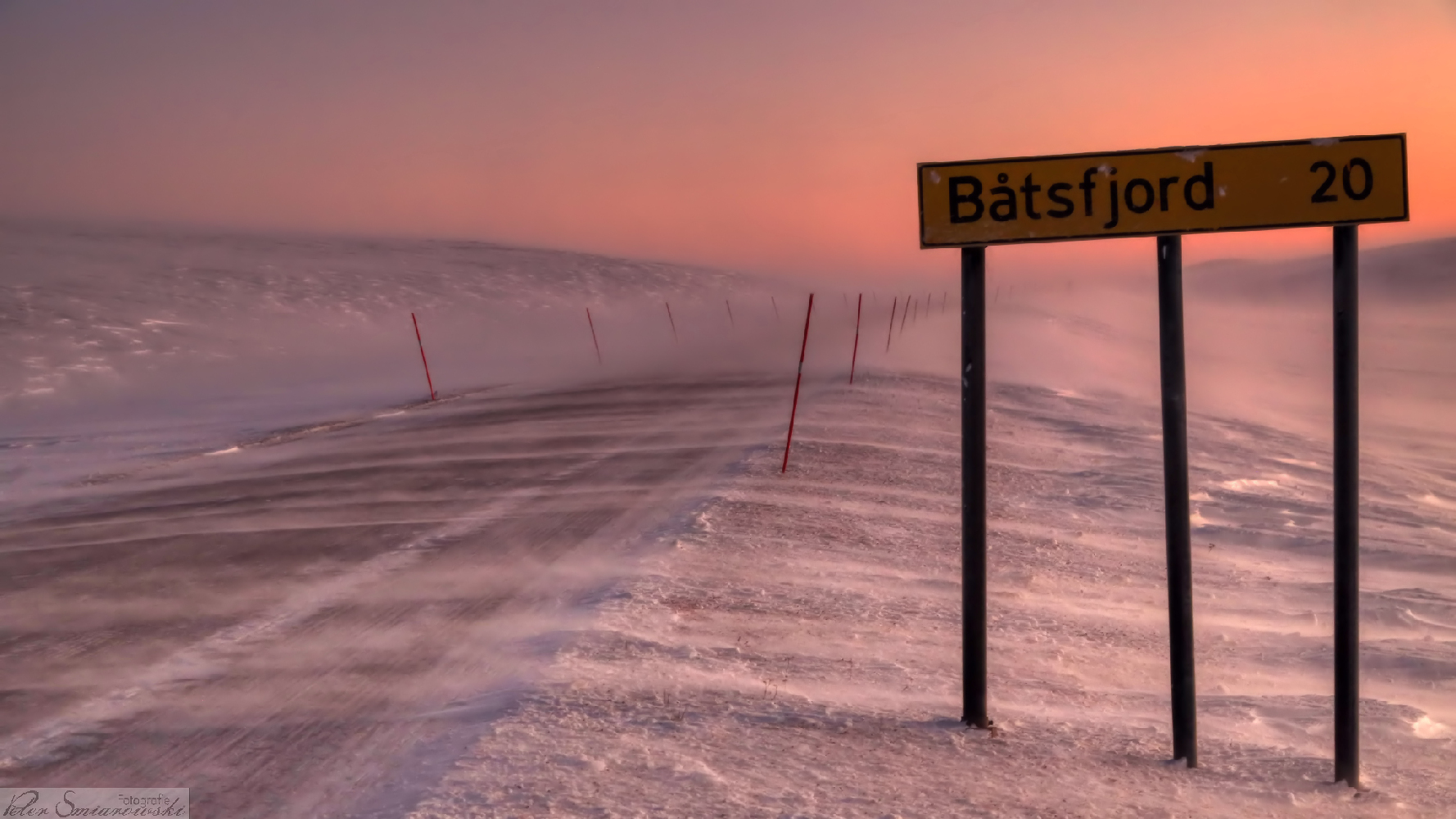 Schnee treiben auf dem Weg zum Fischerdorf Båtsfjord