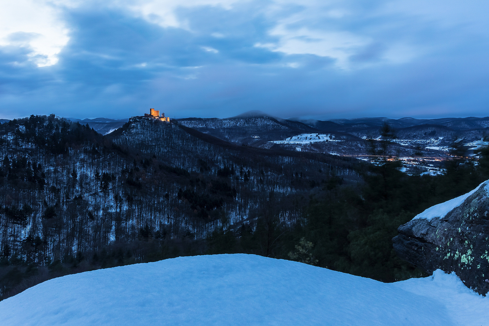 Schnee und Blaue Stunde am Trifels