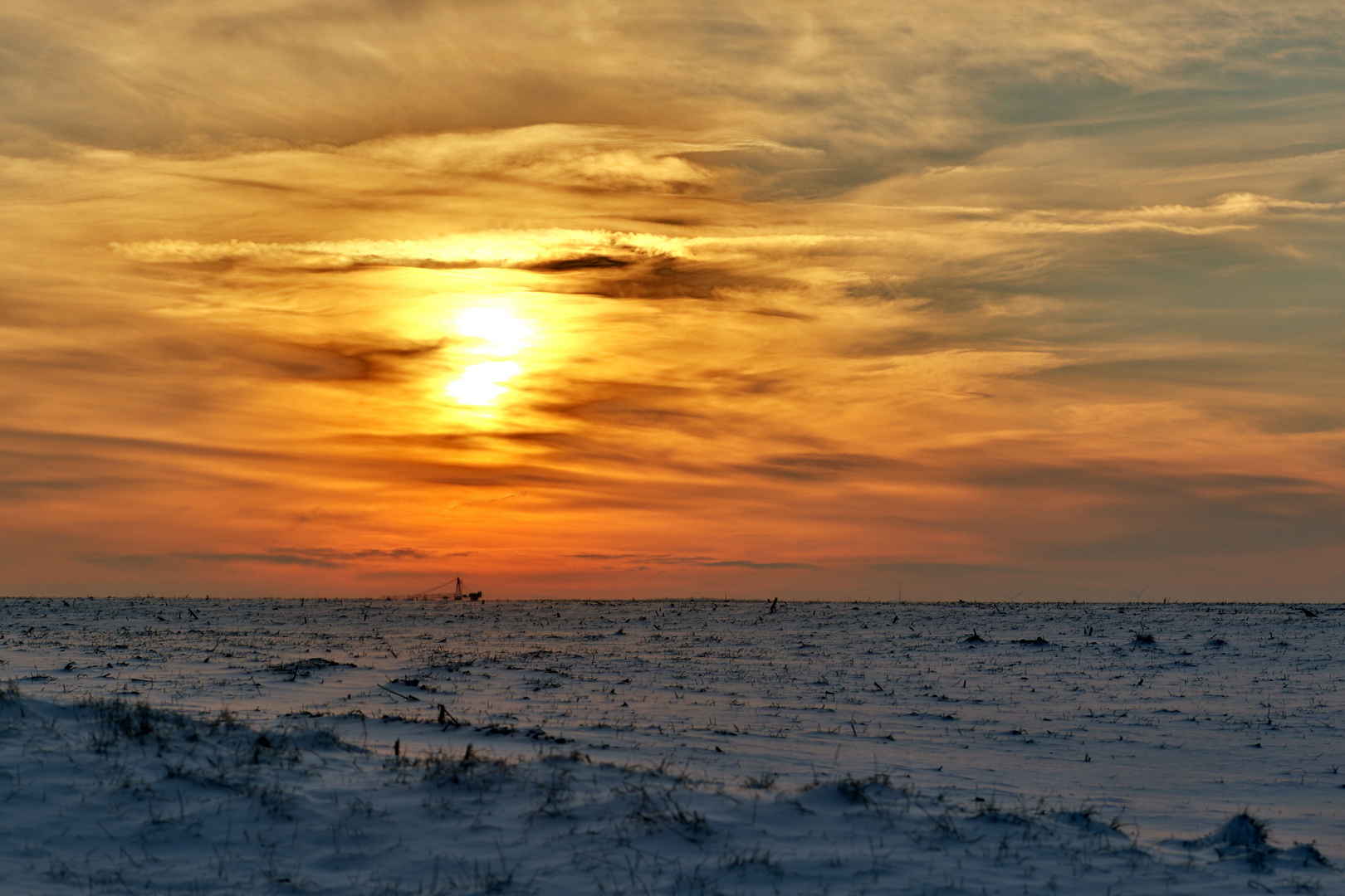 Schnee und die untergehende Sonne