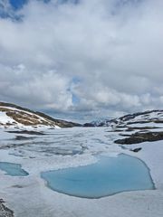 Schnee und Eis bei Vik am Sognefjord