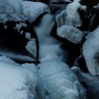 Schnee und Eis im Bach