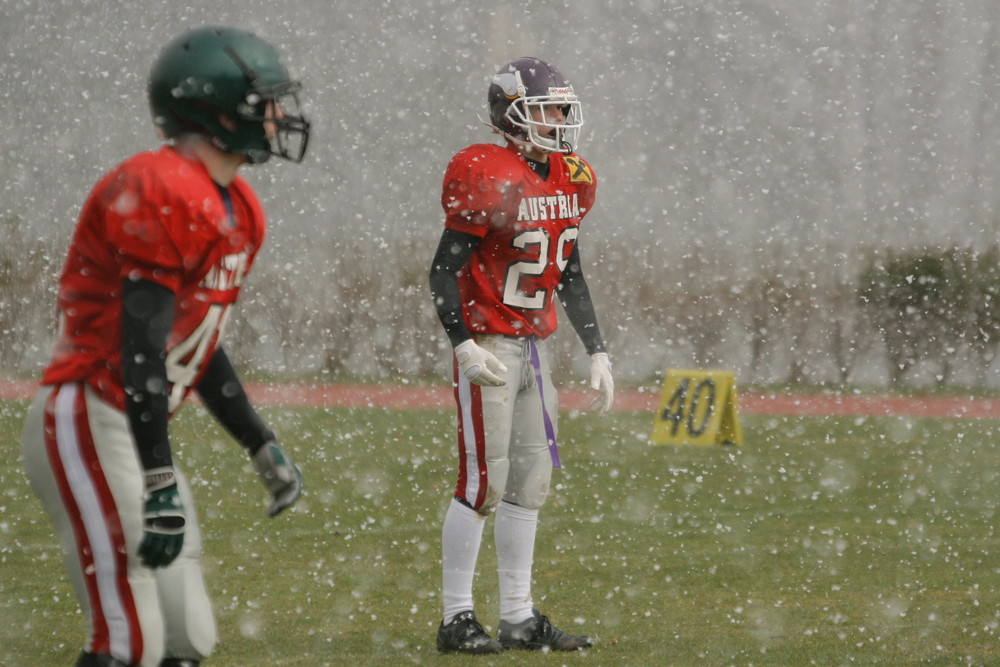 SCHNEE und football