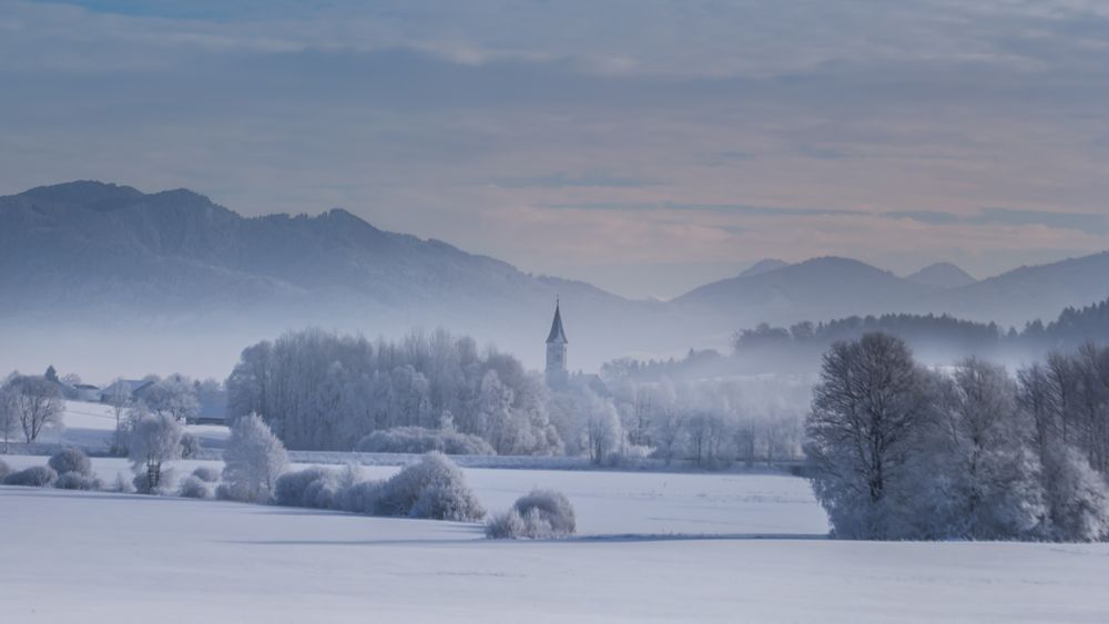 Schnee und Frost über dem Land