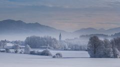 Schnee und Frost über dem Land