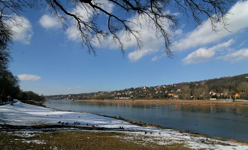 Schnee und Frühlingssonne im Elbtal