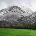 Schnee und Grün im oberen Inntal