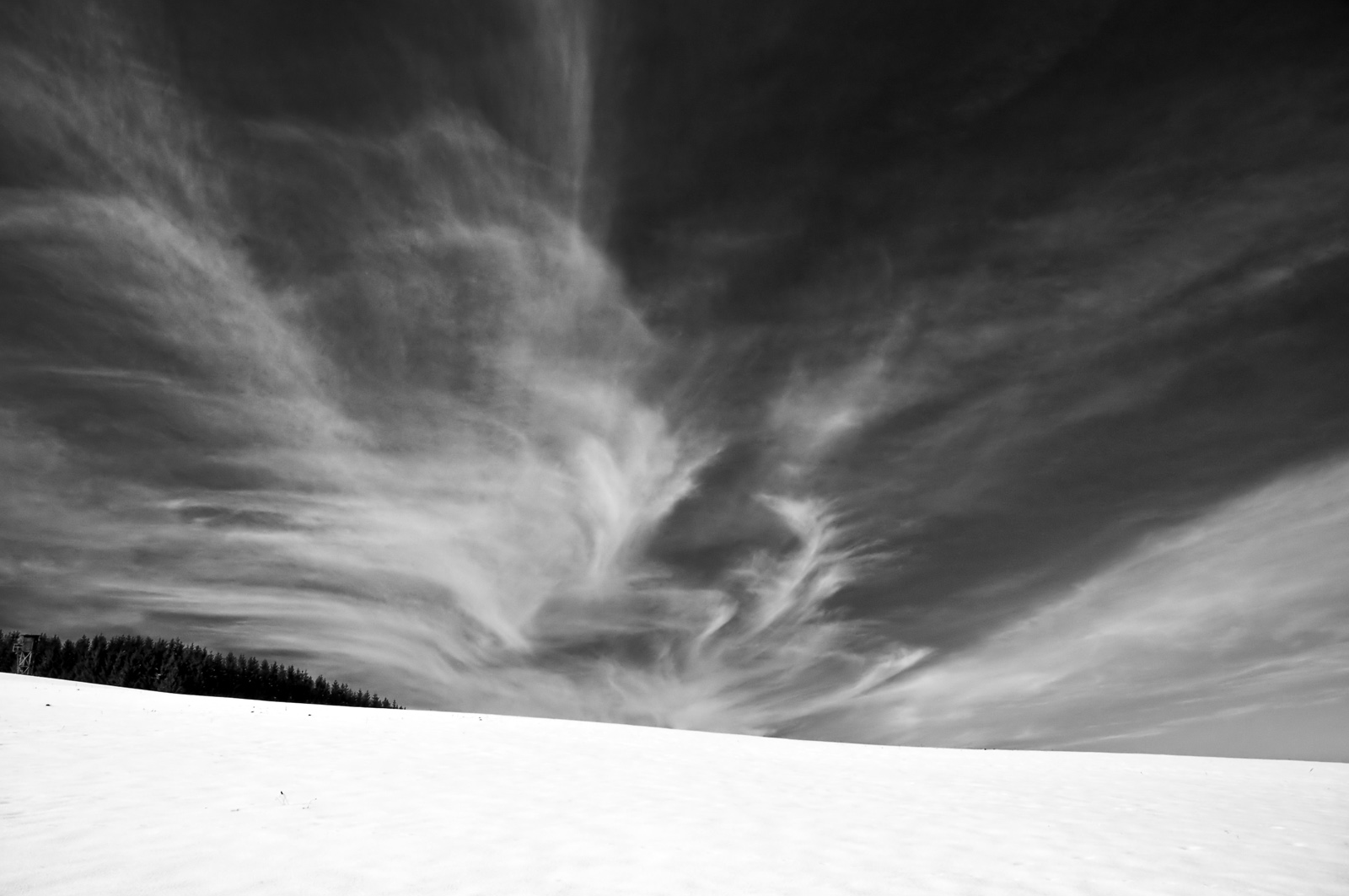 Schnee und Himmel in sw