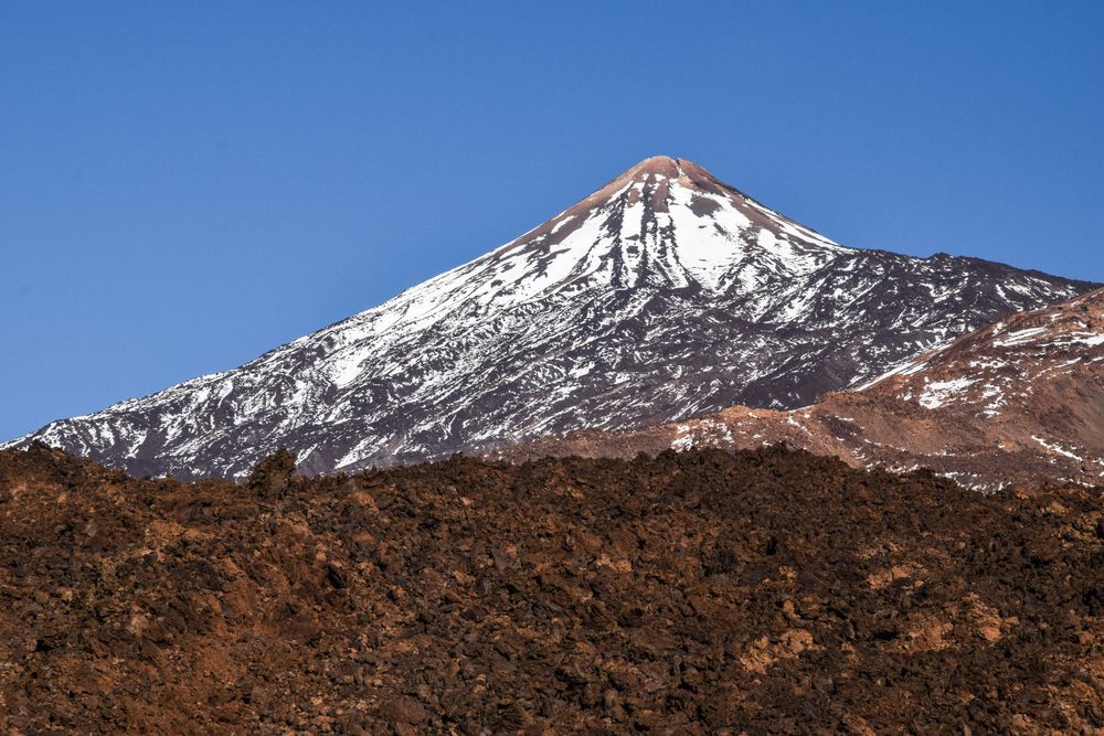 Schnee und Lava