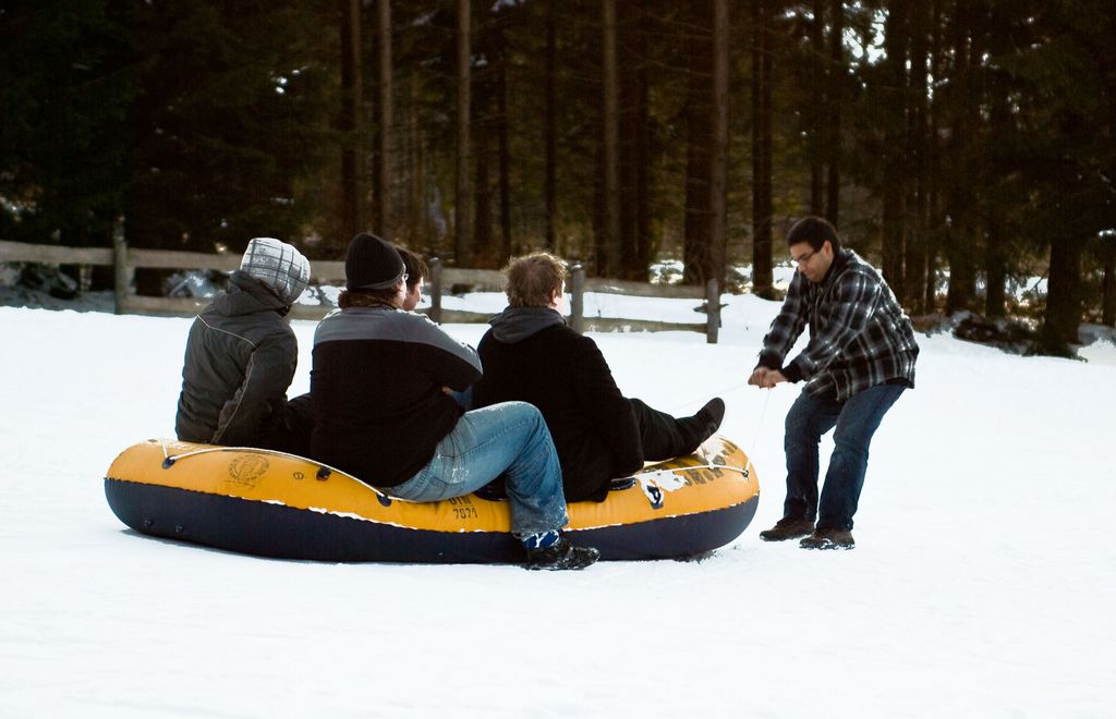 Schnee und Rodeln gut......wenn´s auch ein Schlauchboot tut!