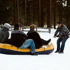 Schnee und Rodeln gut......wenn´s auch ein Schlauchboot tut!