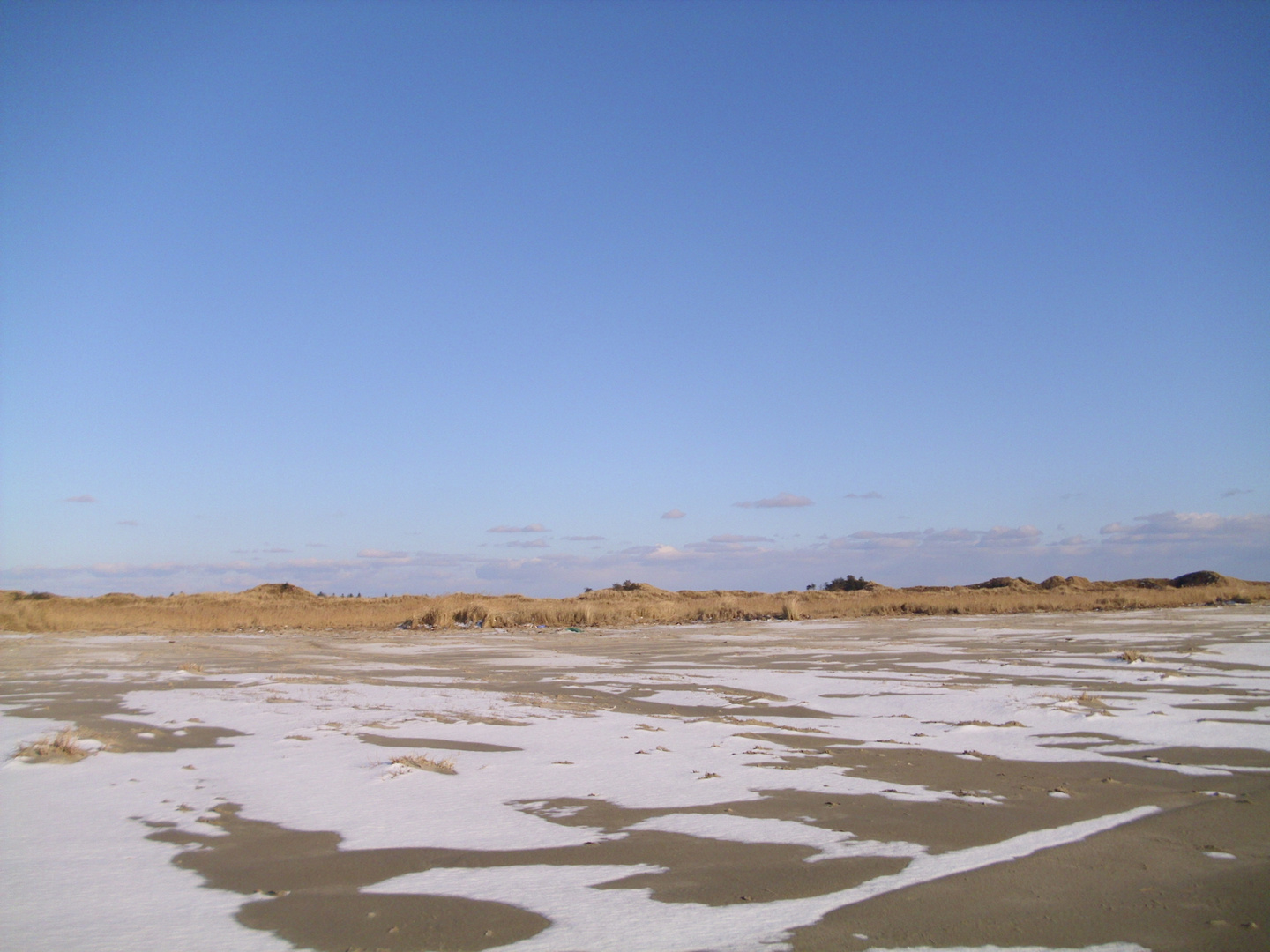 schnee und sand vermischen sich ineiander