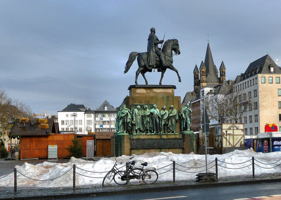 Schnee- und Weihnachtsmarktreste am Heumarkt.