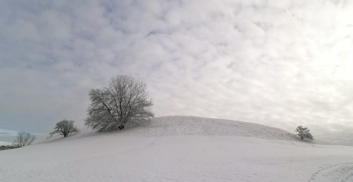 Schnee und Wolken