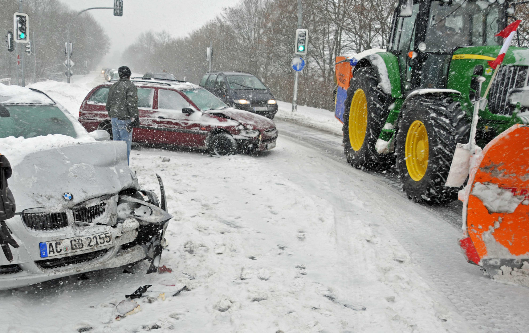 Schnee Unfall mit 3pkw s  eine person verlezt