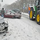 Schnee Unfall mit 3pkw s  eine person verlezt