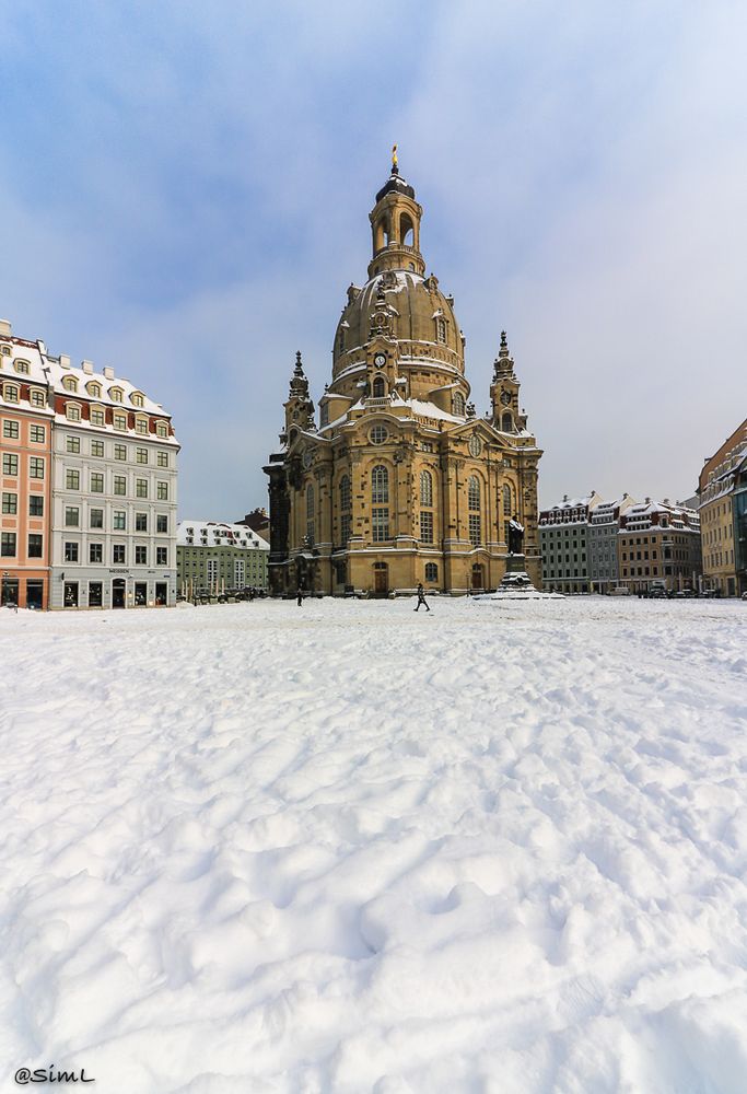 Schnee vor der Kirche