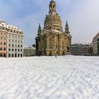 Schnee vor der Kirche