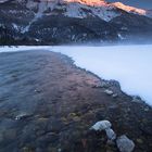 Schnee, Wasser und Berge beim ersten Licht